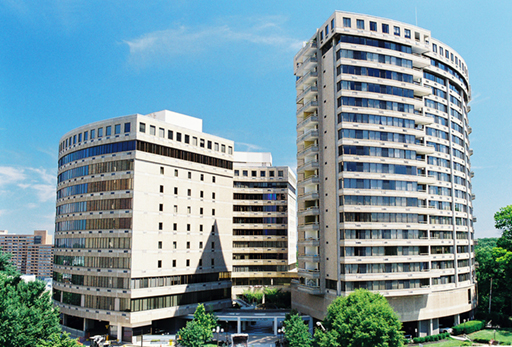 A large building in the middle of a city.