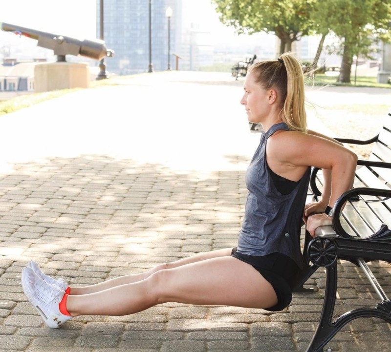 A woman staying active by doing sit-ups at home during the Coronavirus quarantine.